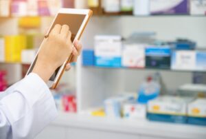 Farmacéutica maneja una tablet