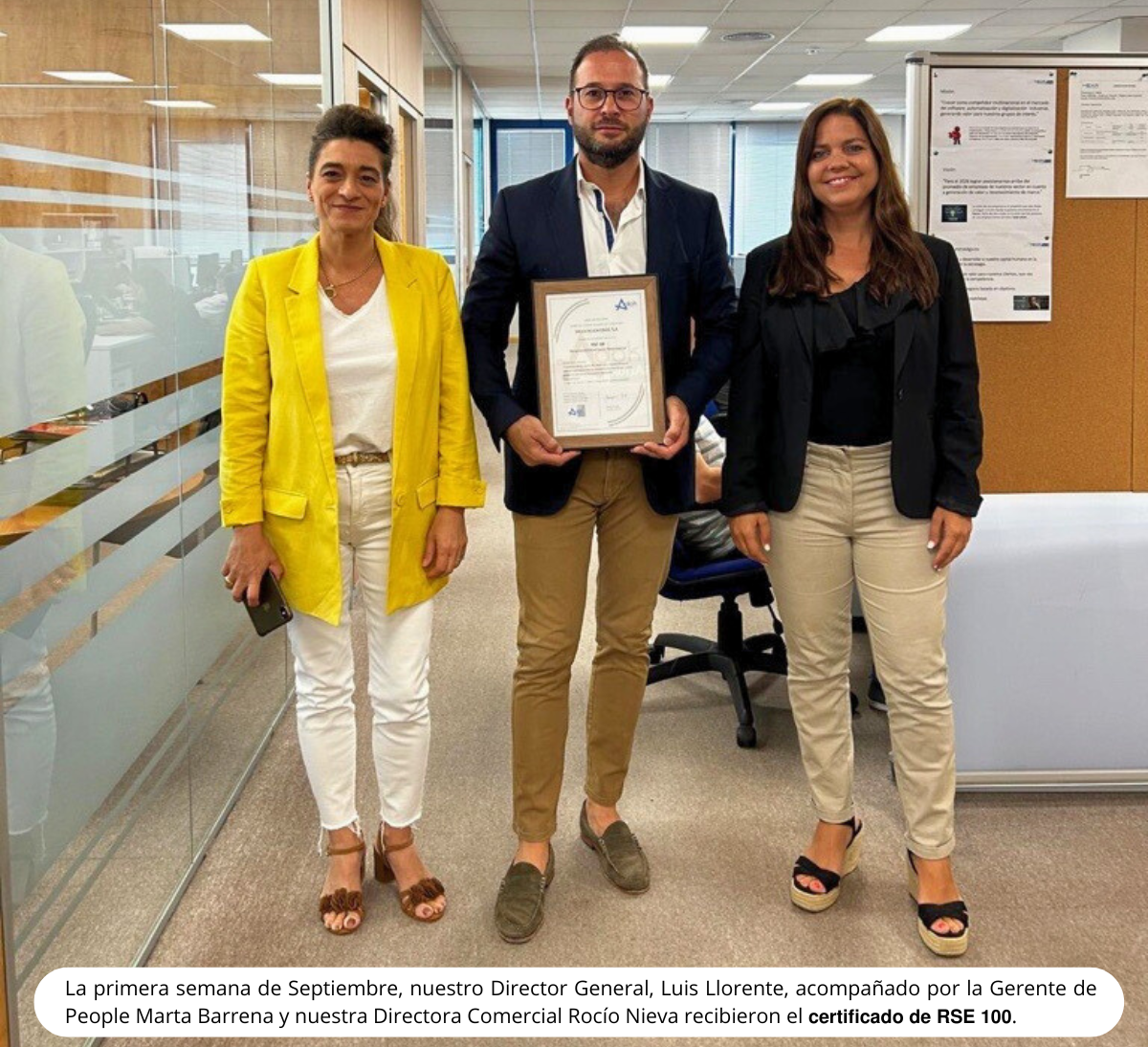 Nuestro Director General, Luis Llorente, acompañado por la Gerente de People Marta Barrena y nuestra Directora Comercial Rocío Nieva recibieron el 𝗰𝗲𝗿𝘁𝗶𝗳𝗶𝗰𝗮𝗱𝗼 𝗱𝗲 𝗥𝗦𝗘 𝟭𝟬𝟬